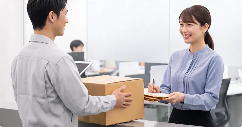 オフィスのスタッフがお客さま宛の荷物を受け取っている様子