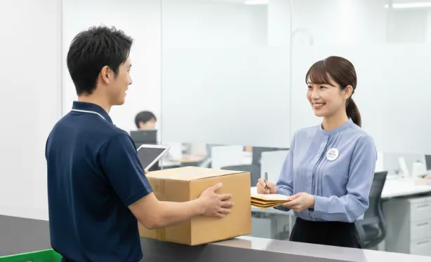 スタッフから郵便物を受け取る様子