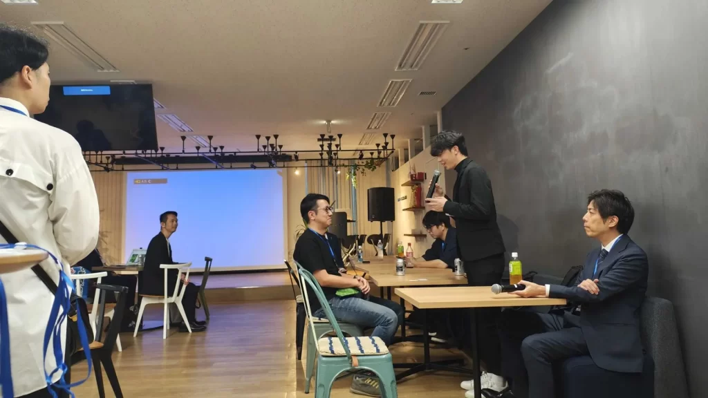 福岡の交流会にて参加者のみなさまが自己紹介をされている写真です。