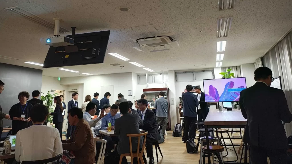 福岡での交流会にてご歓談される様子の写真です。